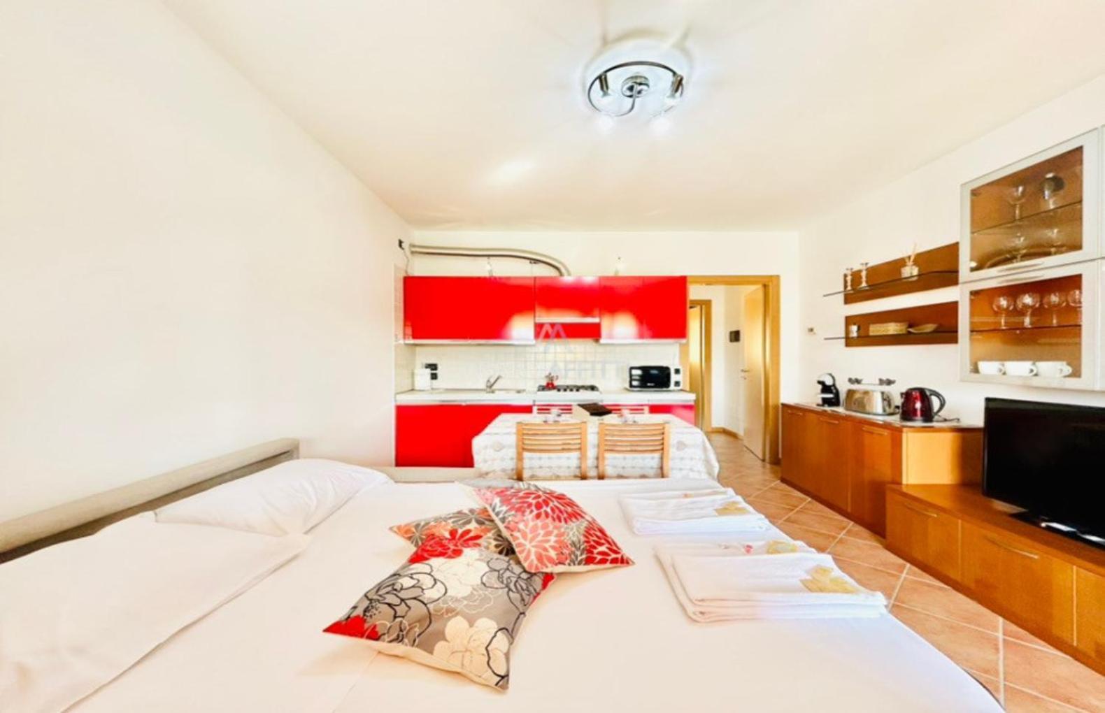 Artemide Apartment - A Soli 150M Dal Lago Di Garda Sirmione Eksteriør billede