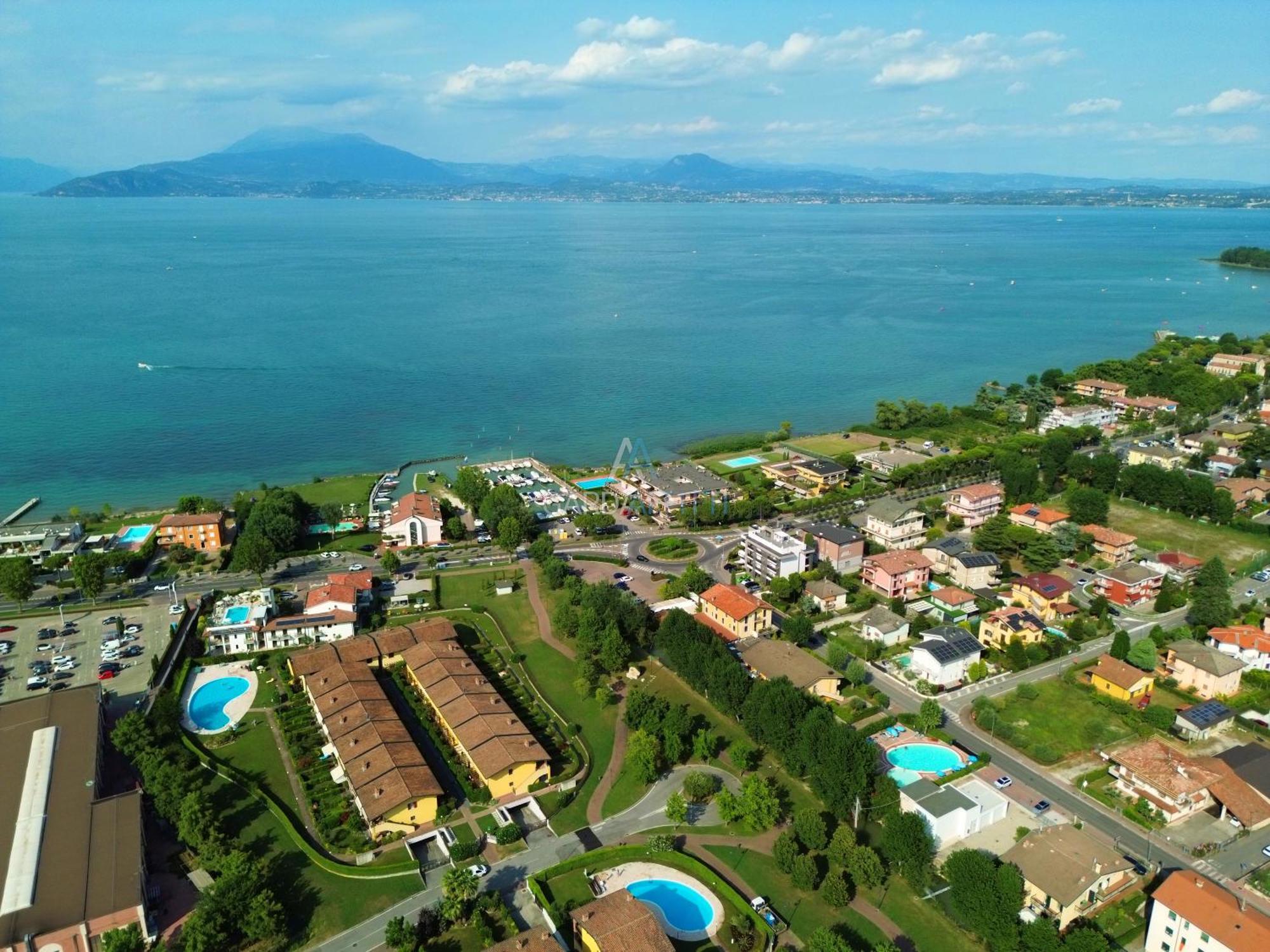 Artemide Apartment - A Soli 150M Dal Lago Di Garda Sirmione Eksteriør billede